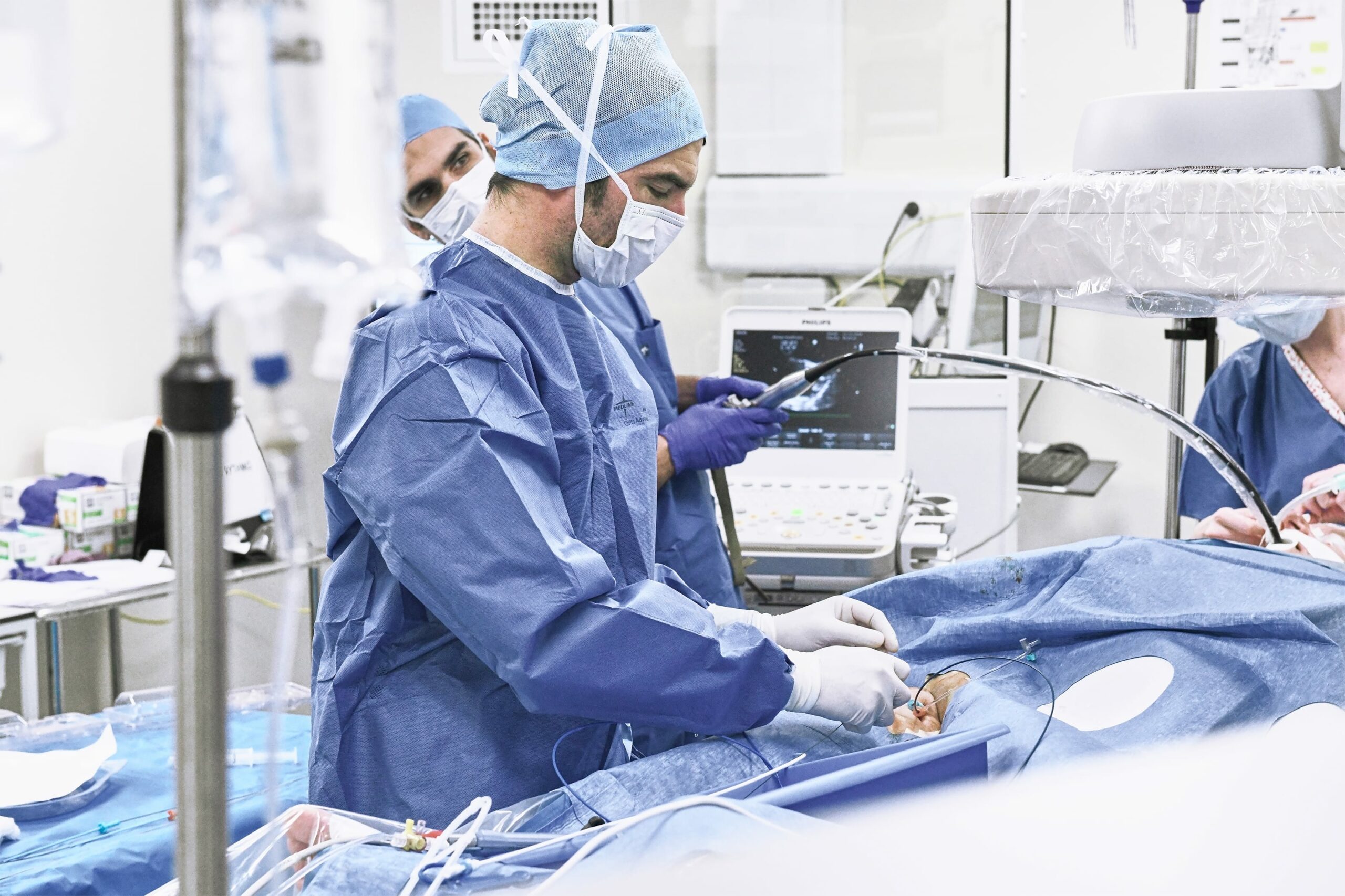 Équipe médicale en salle de rythmologie réalisant une ablation par cathéter ou la pose d’un défibrillateur – traitement des arythmies graves