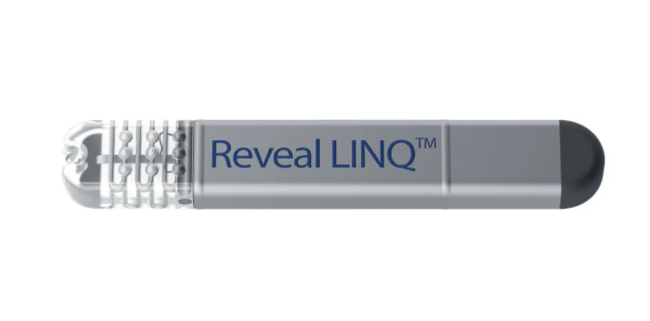 Holter implantable Reveal LINQ – dispositif médical miniaturisé placé sous la peau pour enregistrer en continu le rythme cardiaque.