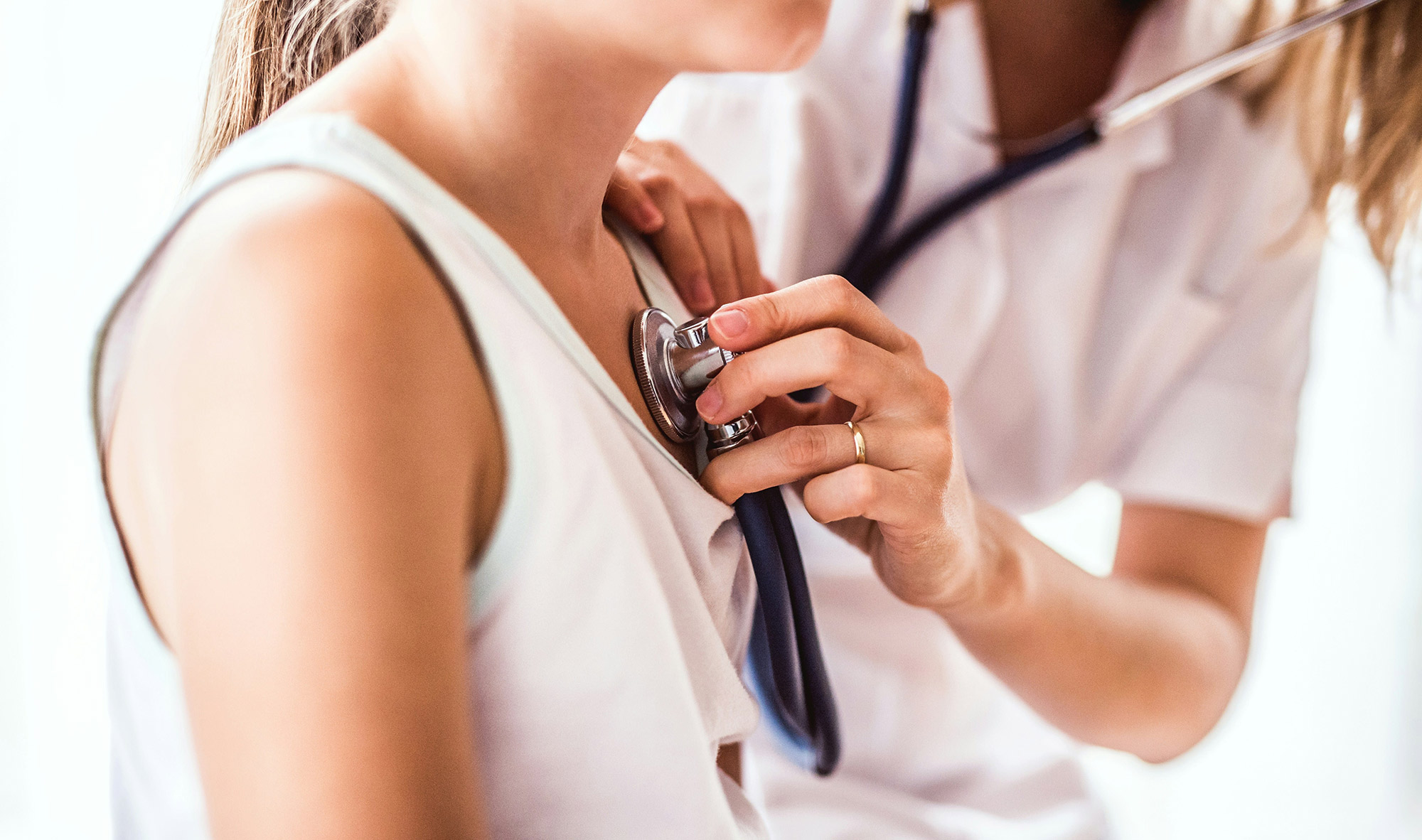 Mini-capteur Holter sous-cutané pour monitorage prolongé des arythmies silencieuses – enregistrement intracorporel jusqu’à 3 ans