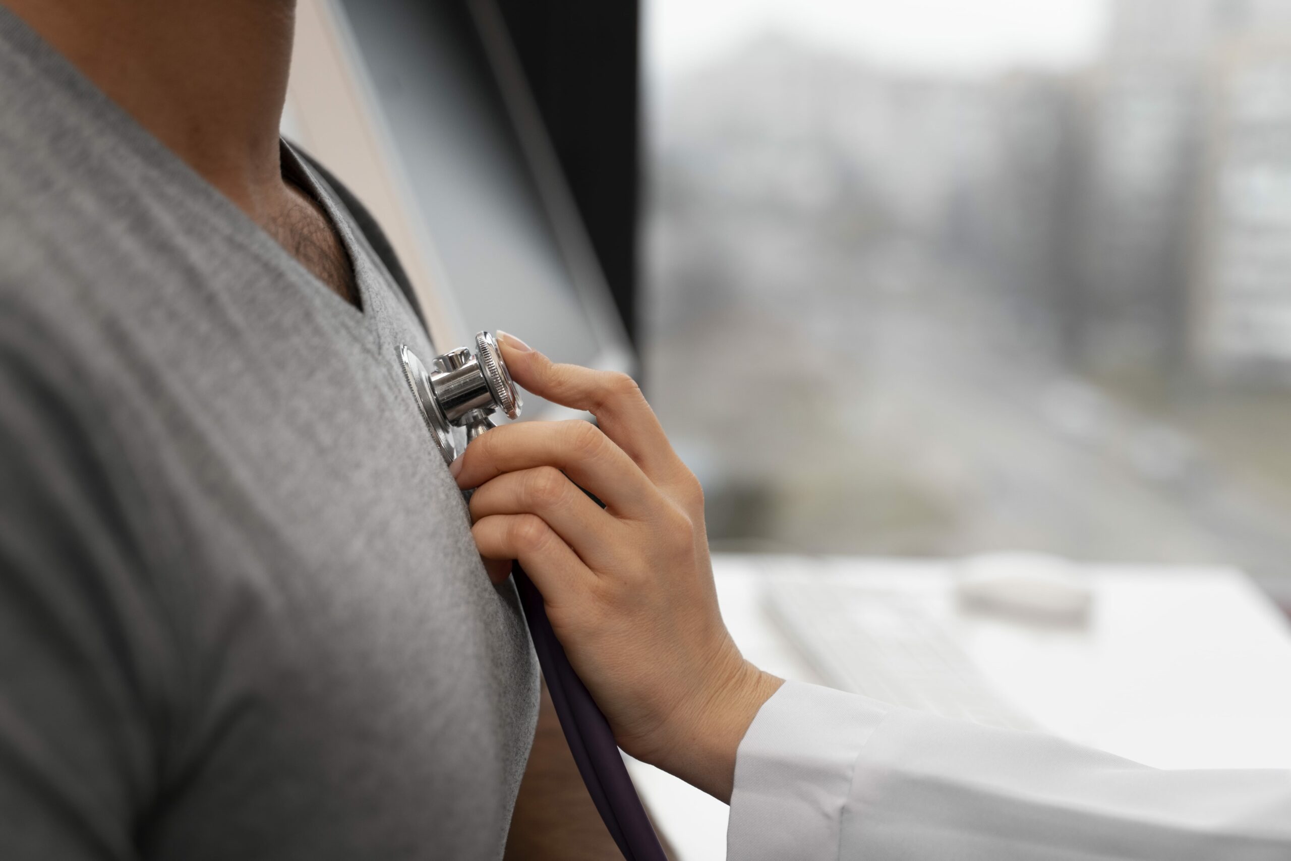 Enregistrement du rythme cardiaque sur 72 heures à l’aide d’un Holter ECG ambulatoire – détection des extrasystoles ou épisodes de fibrillation intermittente