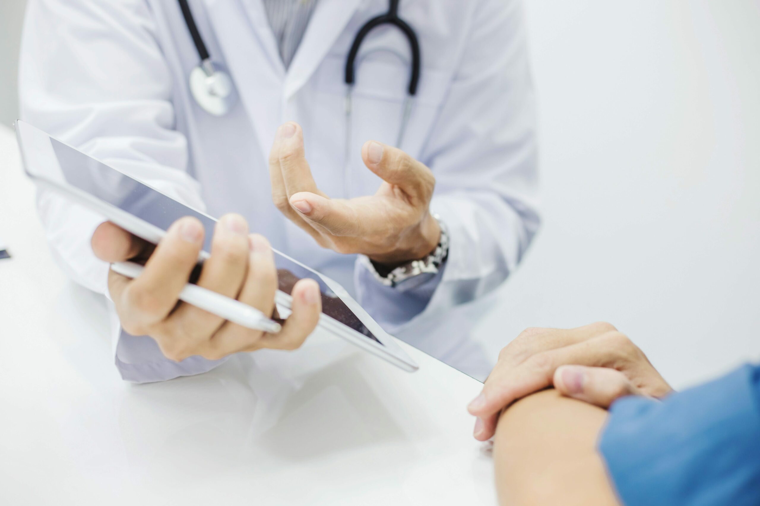 Cardioversion électrique externe sous sédation légère pour restaurer un rythme sinusal chez un patient en fibrillation atriale persistante