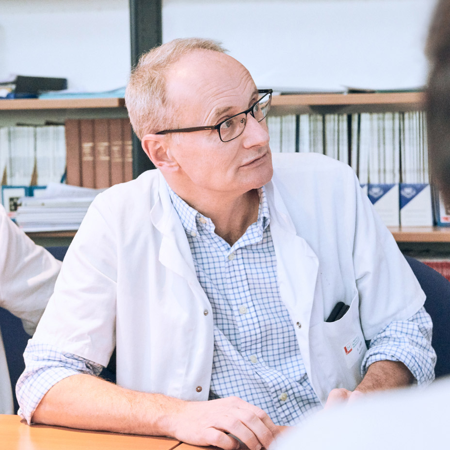 Rythmologue en réunion médicale pour évaluer un cas complexe de trouble du rythme – prise de décision collégiale au sein du Rythmopôle