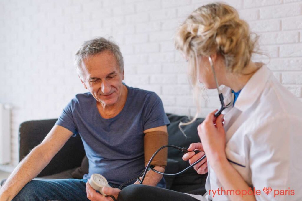 Consultation entre un patient et un cardiologue pour discuter d’une fatigue persistante après une ablation cardiaque