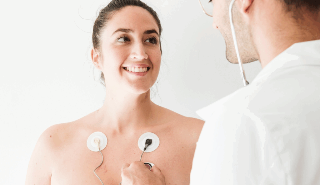 Patiente portant des électrodes thoraciques lors d’un examen cardiaque pour bradycardie