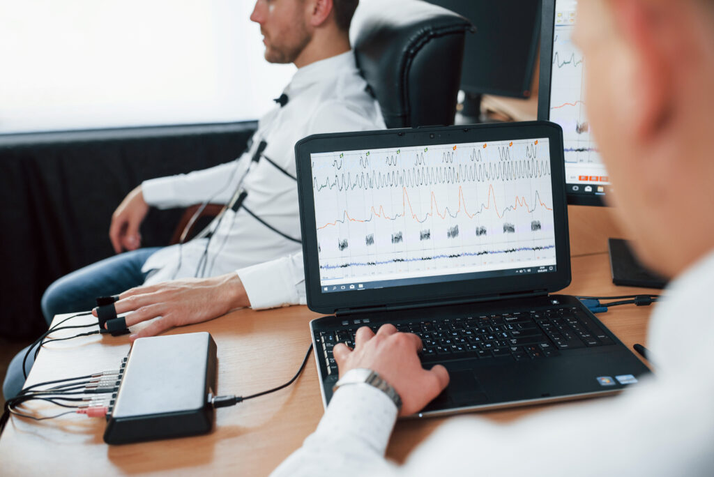 Enregistrement ECG sur ordinateur avec électrodes posées sur un patient lors d’un examen cardiaque.