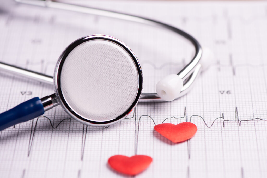 Illustration du suivi cardiaque après une ablation avec stéthoscope et symbole du cœur